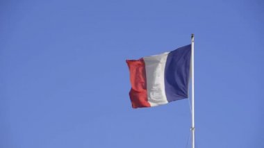 Fransız bayrağı dalgalanıyor.