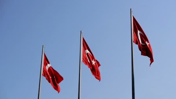 Drie Turkse vlaggen zwaaien. — Stockvideo