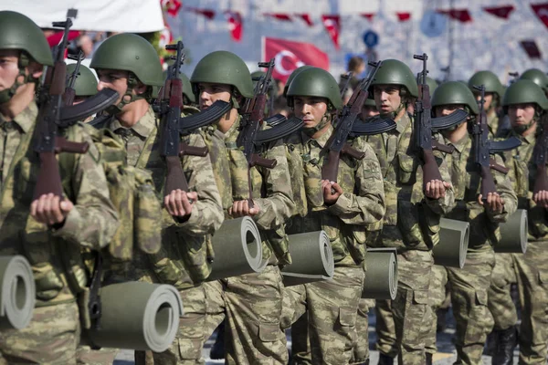 トルコの兵士が歩いて. — ストック写真