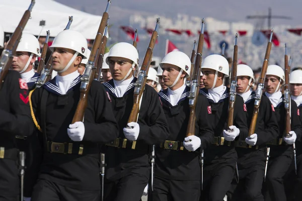 Turkiska marinen soldater promenader. — Stockfoto