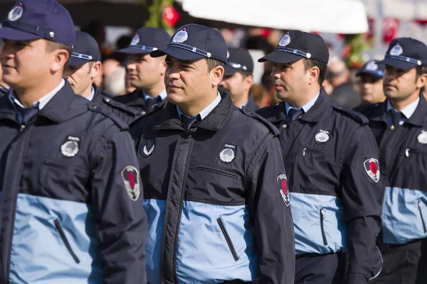 Polizisten gehen bei Zeremonie — Stockfoto
