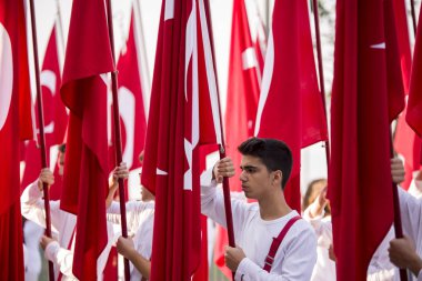 Turish bayrakları ve öğrenciler