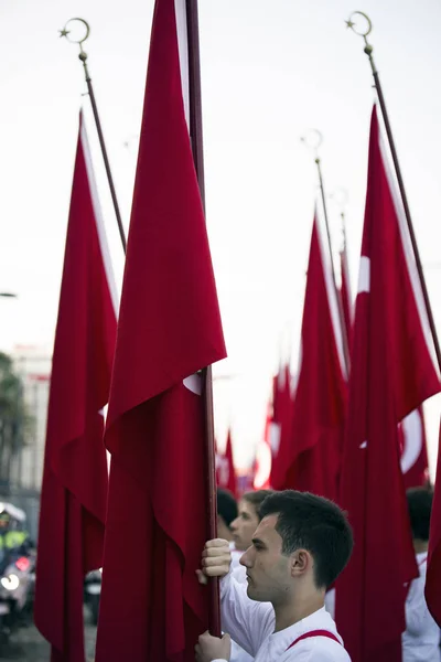 Turish bayrakları ve öğrenciler — Stok fotoğraf