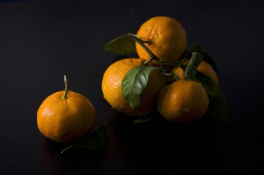 Siyah arka planda Mandarinler.