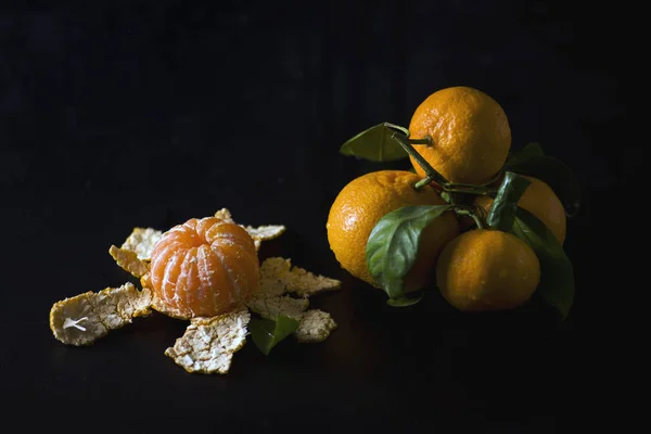 Mandarins em um fundo preto . — Fotografia de Stock