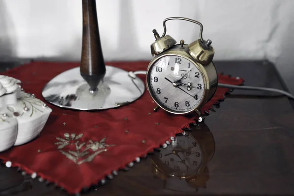 Stary stół moda i zegar — Zdjęcie stockowe