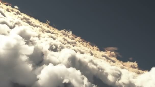 Vliegen boven de wolken — Stockvideo