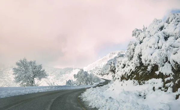 Снежная горная дорога. — стоковое фото