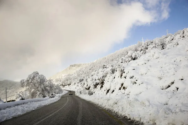 Straße und Schnee im Winter. — Stockfoto