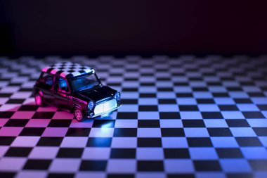 Mini cooper oyuncak araba studio vurdu.