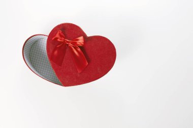 kalp şeklinde kırmızı hediye kutusu