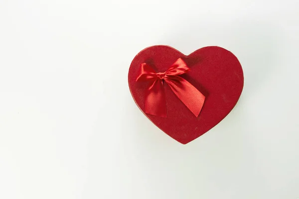 Confezione regalo rossa a forma di cuore — Foto Stock