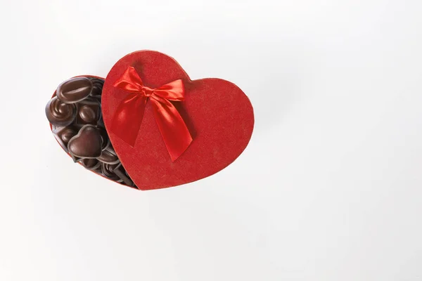 Confezione regalo rossa a forma di cuore — Foto Stock