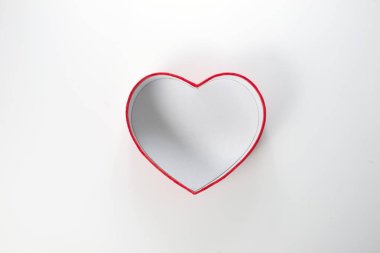 kalp şeklinde kırmızı hediye kutusu