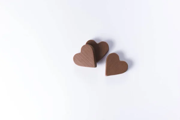 Tre cioccolatini a forma di cuore . — Foto Stock
