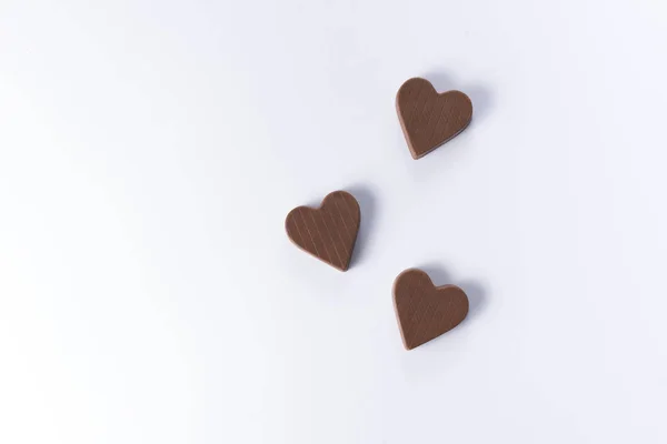 Tre cioccolatini a forma di cuore . — Foto Stock