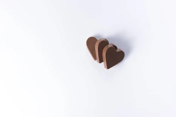 Tre cioccolatini a forma di cuore . — Foto Stock