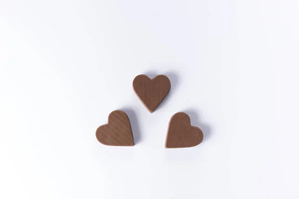 Tre cioccolatini a forma di cuore . — Foto Stock
