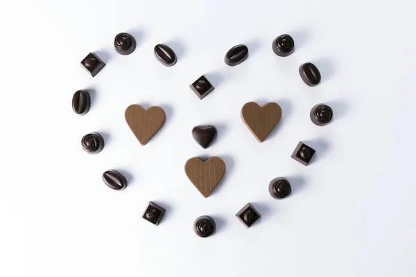 Srdce tvaru uspořádány čokolády. — Stock fotografie