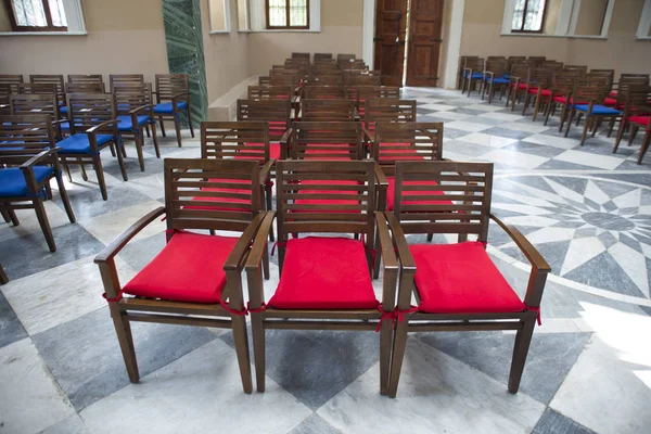 Kırmızı ve mavi sandalye en iyi görünümü. — Stok fotoğraf