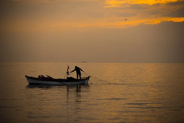 Pêcheur homme au coucher du soleil — Photo