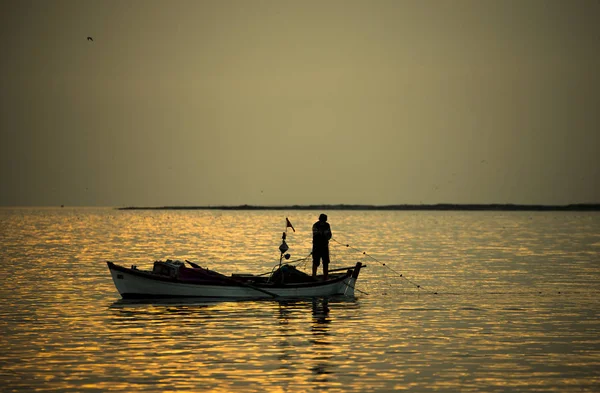 Pêcheur homme au coucher du soleil — Photo