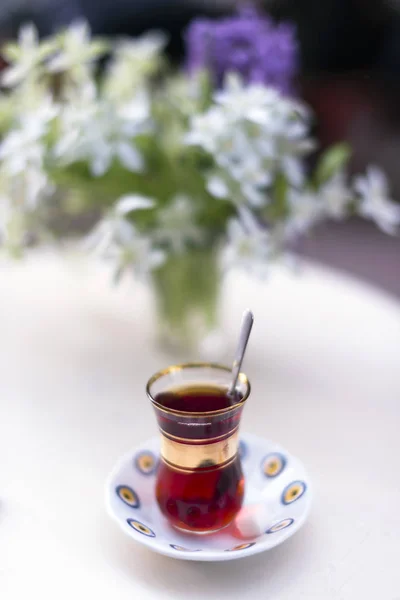 Te och oskärpa blommor — Stockfoto