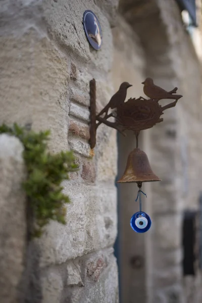 Birds and amulet doorbell. — Stock Photo, Image