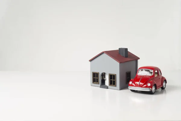 Игрушечный автомобиль и миниатюрный дом . — стоковое фото