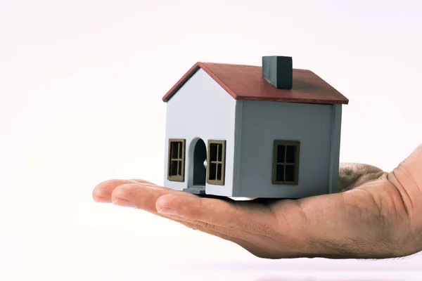 Modelo casa em um fundo branco — Fotografia de Stock