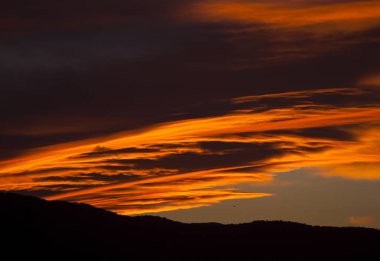 Alacakaranlıkta gökyüzü ve bulutlar.