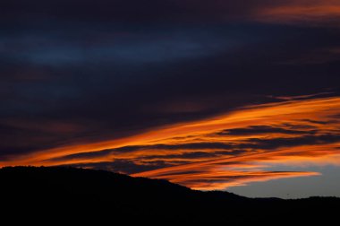 Alacakaranlıkta gökyüzü ve bulutlar.