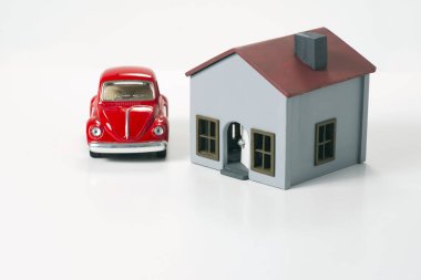 Oyuncak araba ve minyatür ev.