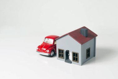 Oyuncak araba ve minyatür ev.