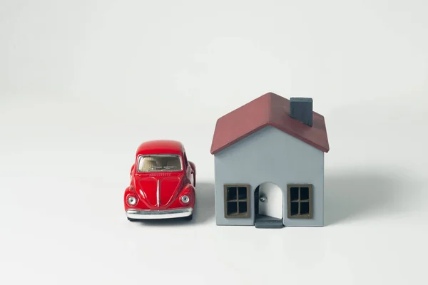Zabawka samochód i miniaturowe house. — Zdjęcie stockowe