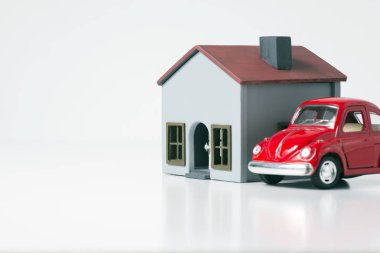 Oyuncak araba ve minyatür ev.