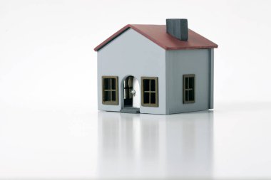 Model ev beyaz bir arka plan üzerinde.