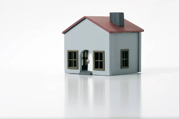 Modelo casa em um fundo branco . — Fotografia de Stock