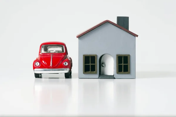 Carro de brinquedo e casa em miniatura . — Fotografia de Stock