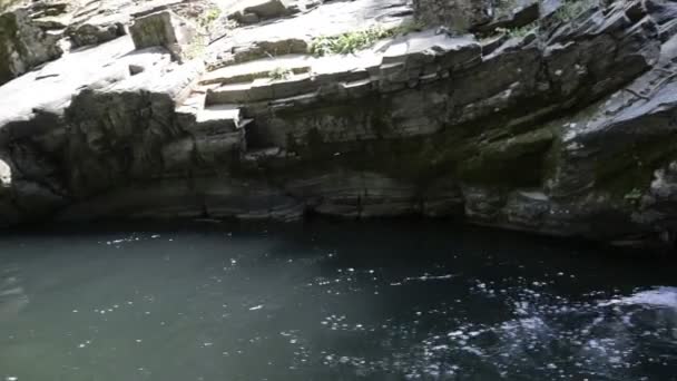 Waterval in het voorjaar van. — Stockvideo