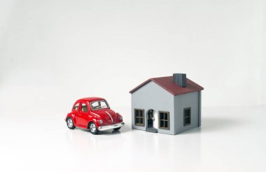 Oyuncak araba ve minyatür ev.
