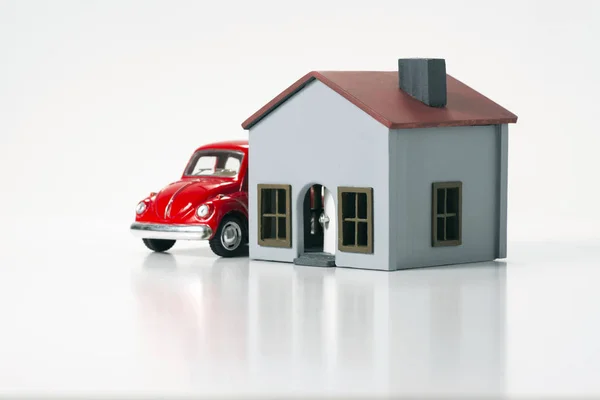 Spielzeugauto und Miniaturhaus. — Stockfoto