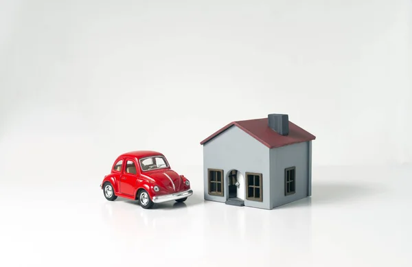 Игрушечный автомобиль и миниатюрный дом . — стоковое фото