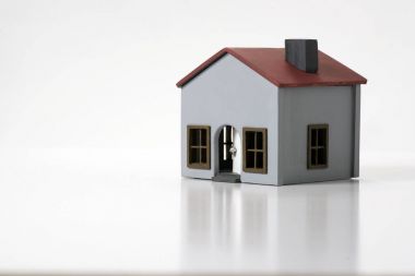 Model ev beyaz bir arka plan üzerinde.