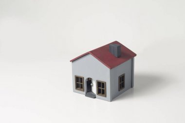 Model ev beyaz bir arka plan üzerinde.