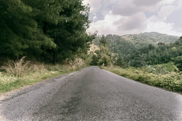 Estrada rural para a aldeia . — Fotografia de Stock