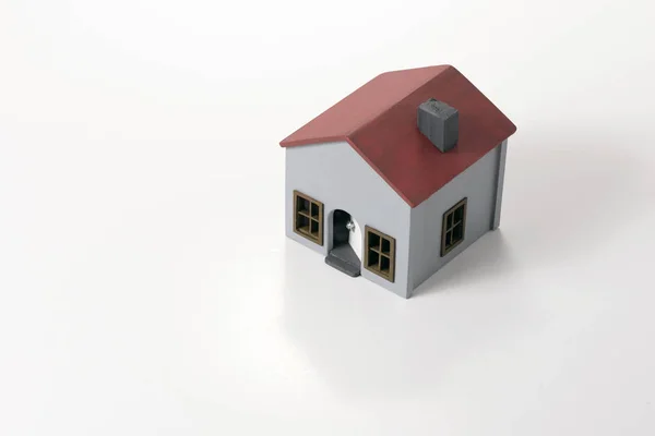 Modelo casa em um fundo branco . — Fotografia de Stock