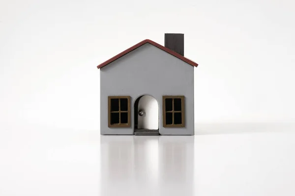 Modelo casa em um fundo branco . — Fotografia de Stock