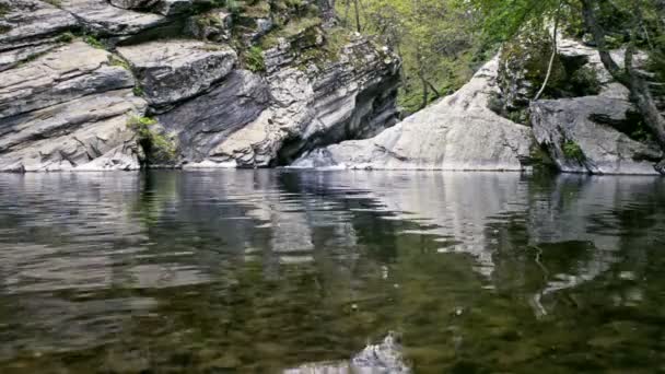 Petites chutes d'eau rochers et réflexion . — Video