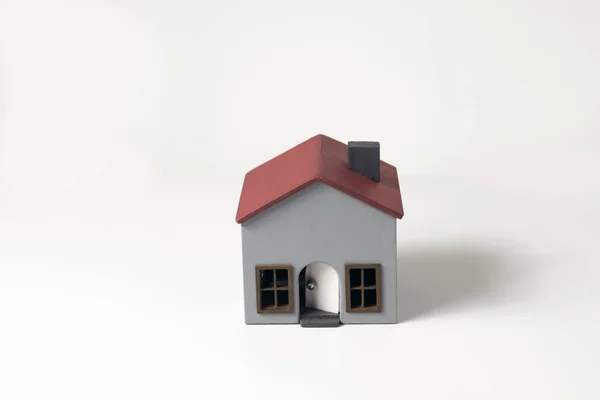 Modelo casa em um fundo branco . — Fotografia de Stock